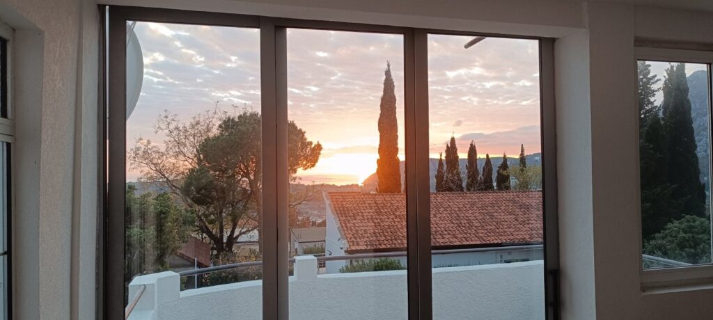 dom s dvumya otdelnymi apartamentami sadom parkovkoj i terrasami v sutomore 06