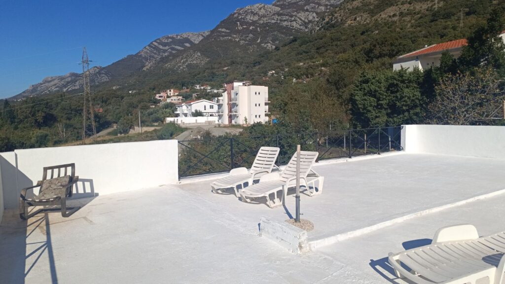 dom s dvumya otdelnymi apartamentami sadom parkovkoj i terrasami v sutomore 07