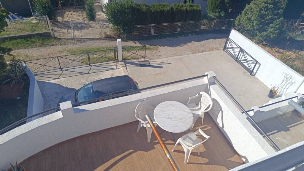 dom s dvumya otdelnymi apartamentami sadom parkovkoj i terrasami v sutomore 10