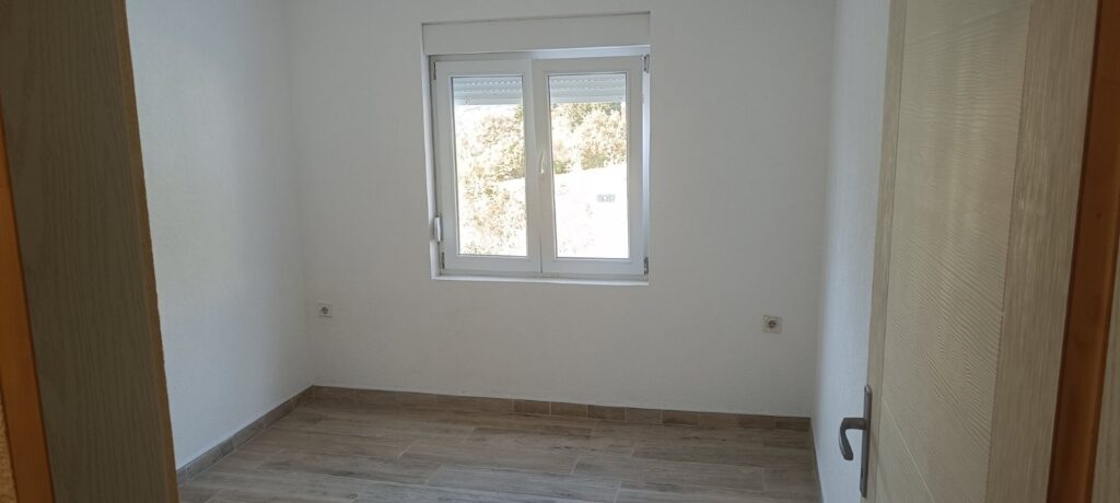 dom s dvumya otdelnymi apartamentami sadom parkovkoj i terrasami v sutomore 11