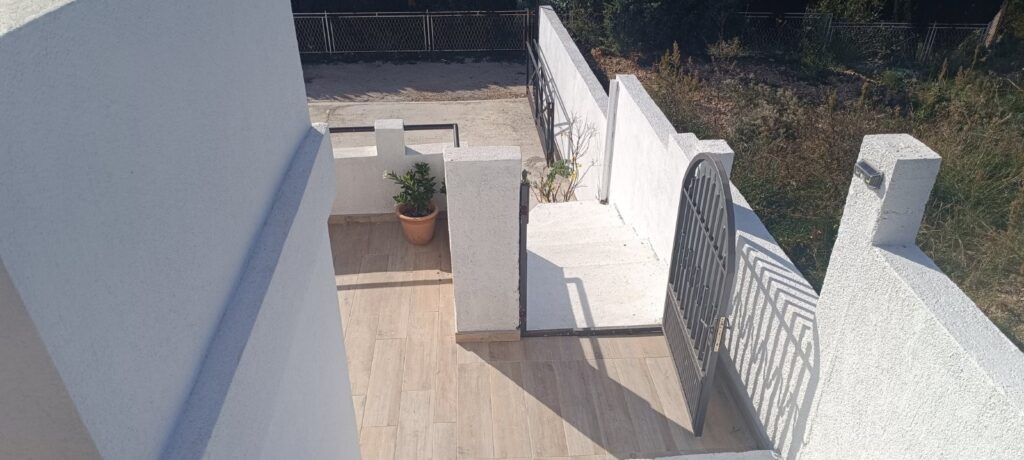dom s dvumya otdelnymi apartamentami sadom parkovkoj i terrasami v sutomore 13