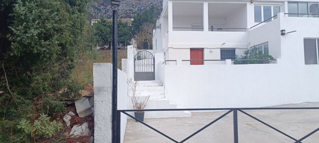 dom s dvumya otdelnymi apartamentami sadom parkovkoj i terrasami v sutomore 17