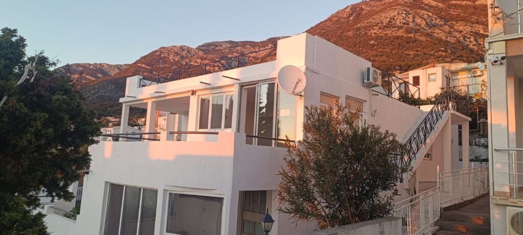 dom s dvumya otdelnymi apartamentami sadom parkovkoj i terrasami v sutomore 21