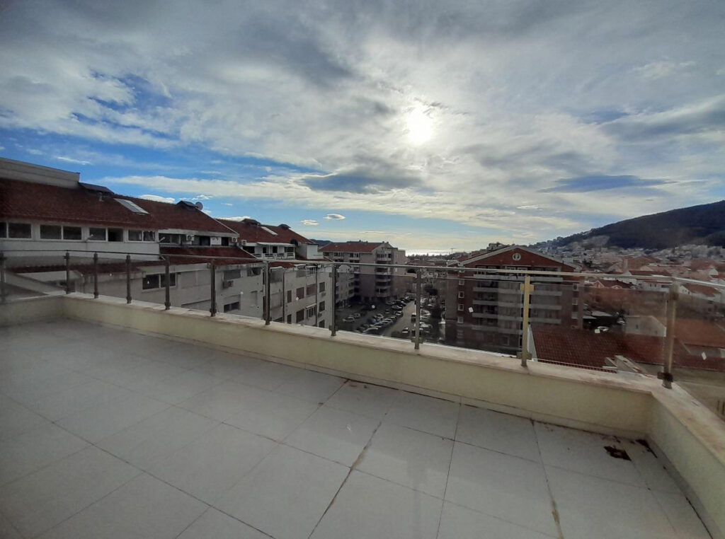 novaya 3 spalnaya kvartira s prostornoj terrasoj i parkovkoj v sovremennom komplekse budva 05