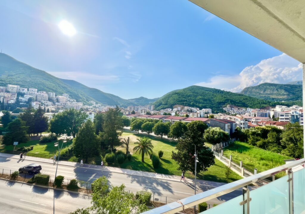 prekrasnaya 2 spalnaya kvartira v czentre budvy vsego v 150 metrah ot morya 07