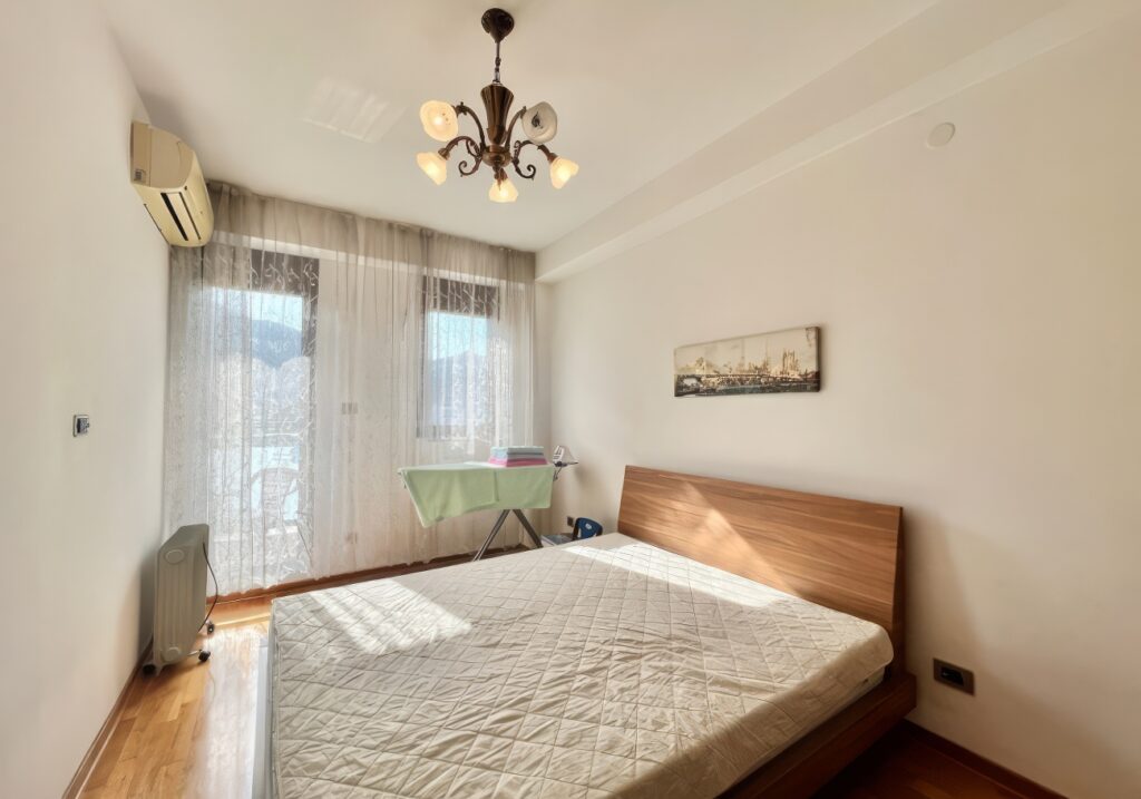 prekrasnaya 2 spalnaya kvartira v czentre budvy vsego v 150 metrah ot morya 09