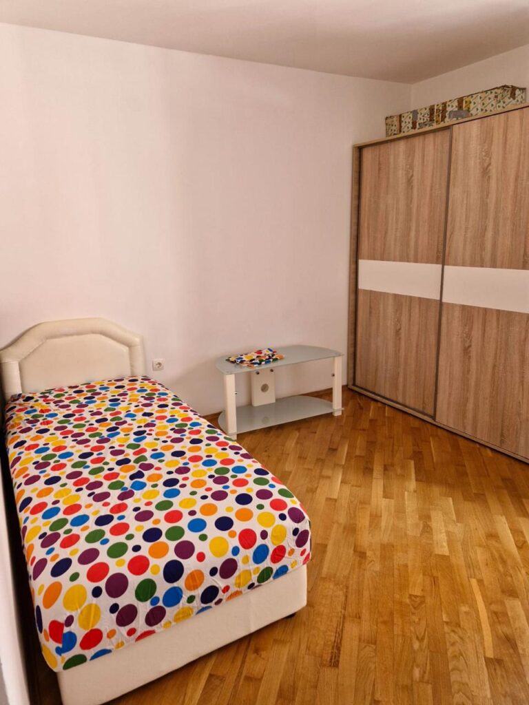 prostornaya 2 spalnaya kvartira s terrasoj v czentre budvy 15 minut do plyazha 05