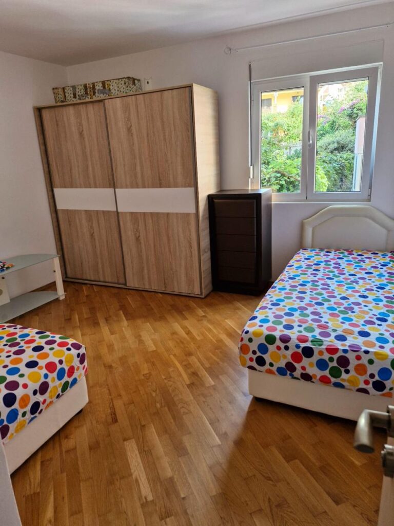 prostornaya 2 spalnaya kvartira s terrasoj v czentre budvy 15 minut do plyazha 06