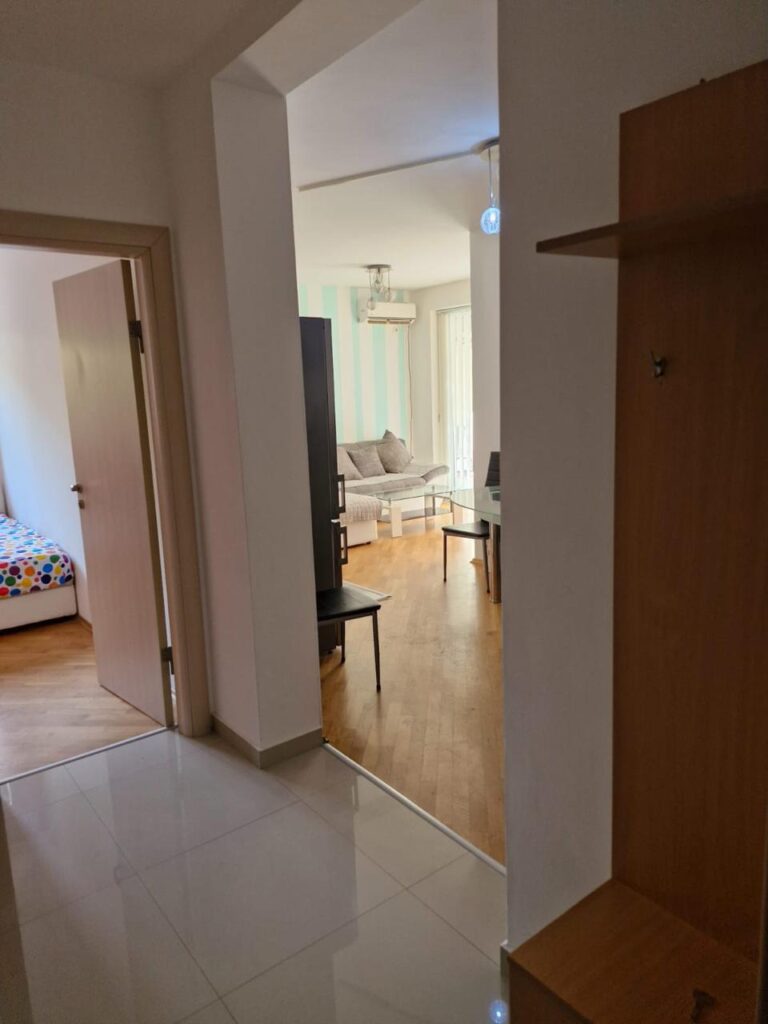 prostornaya 2 spalnaya kvartira s terrasoj v czentre budvy 15 minut do plyazha 08