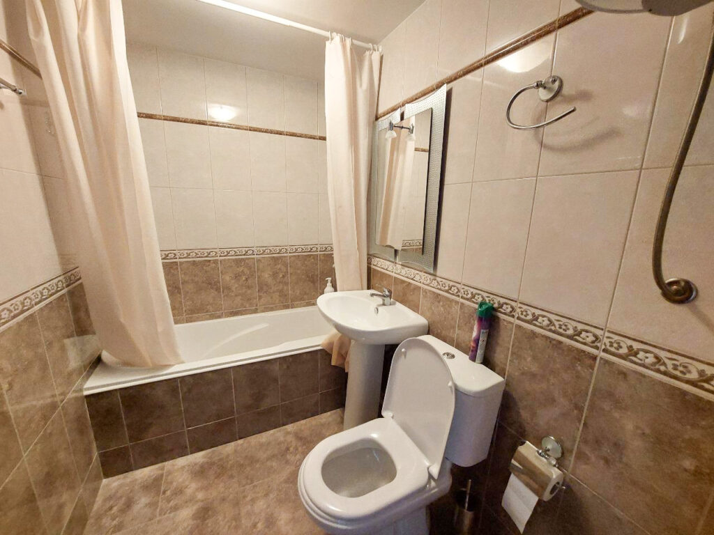 prostornaya trehkomnatnaya kvartira v zhivopisnom i tihom rajone lazi budva 07