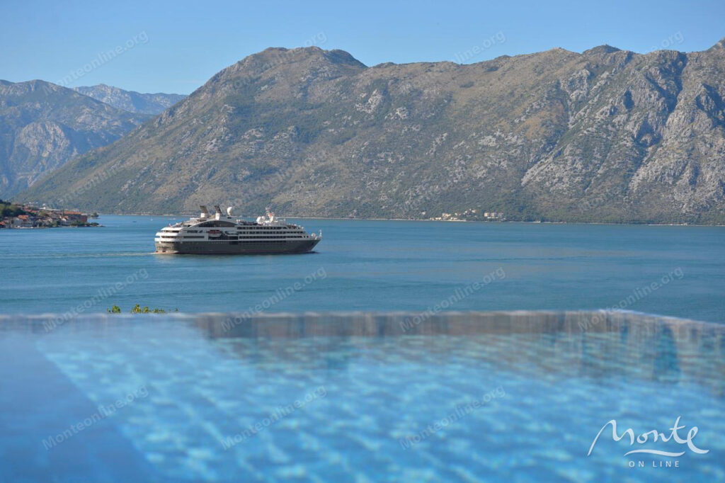 roskoshnyj penthaus s 3 spalnyami v zhivopisnoj dobrote naprotiv czerkvi svyatogo matiya 24