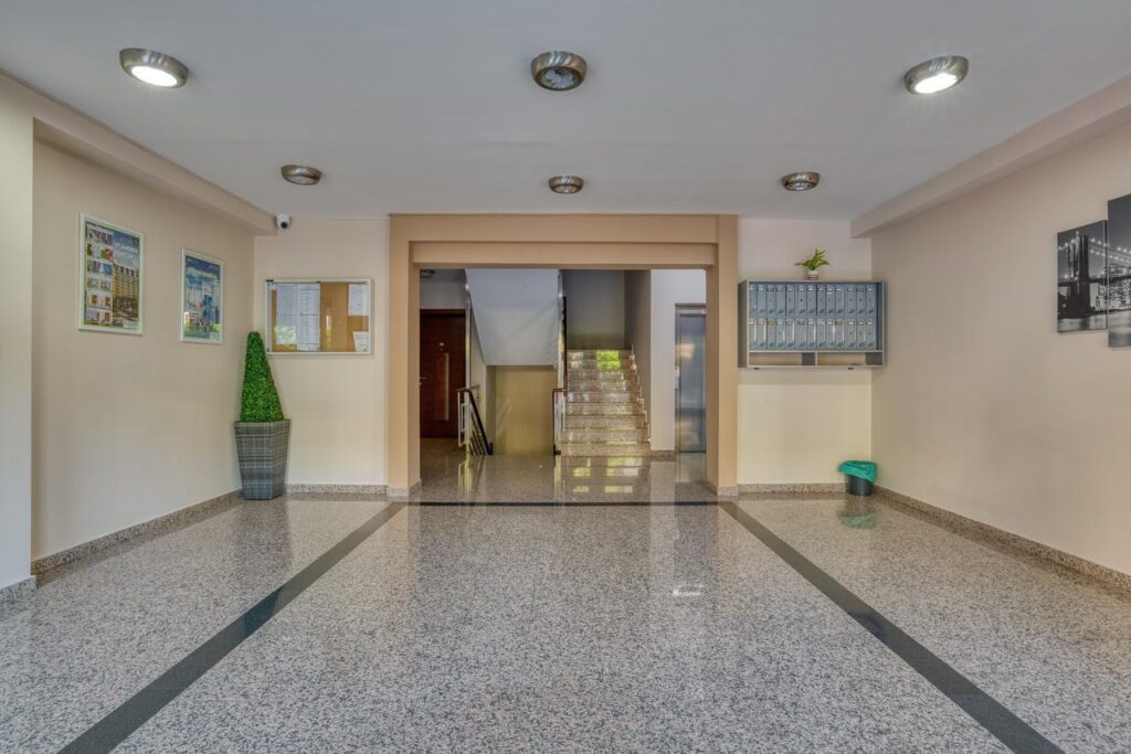shikarnaya 2 spalnaya kvartira v podgoricze s dizajnerskoj mebelyu i terrasoj 06