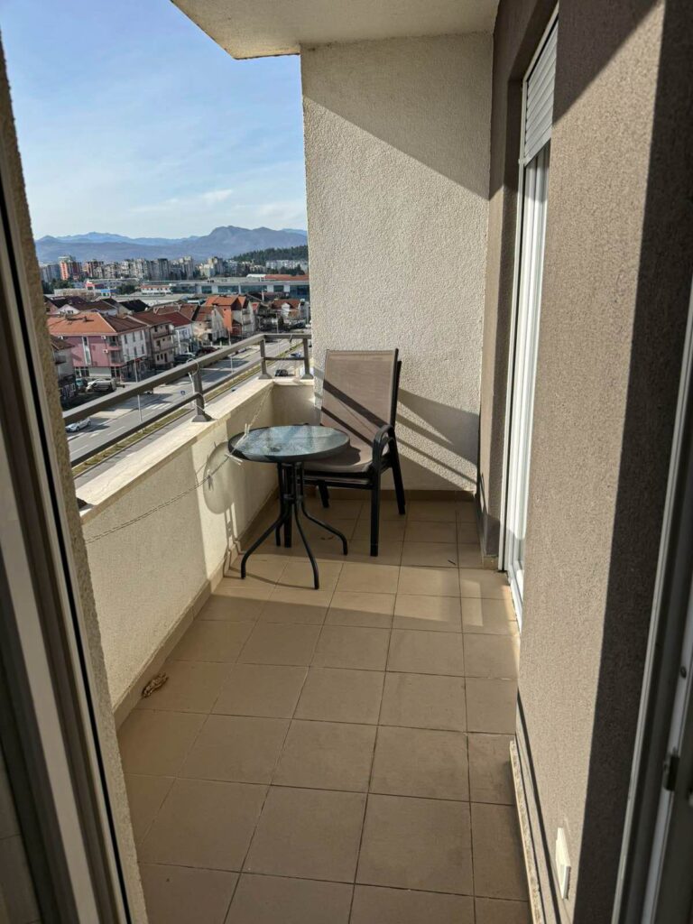 sovremennaya 1 spalnaya kvartira s terrasoj i velikolepnym vidom na gory v podgoricze 05