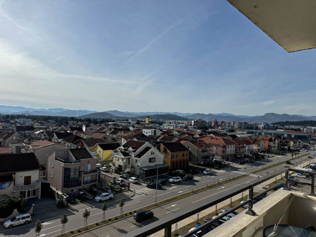 sovremennaya 1 spalnaya kvartira s terrasoj i velikolepnym vidom na gory v podgoricze 09