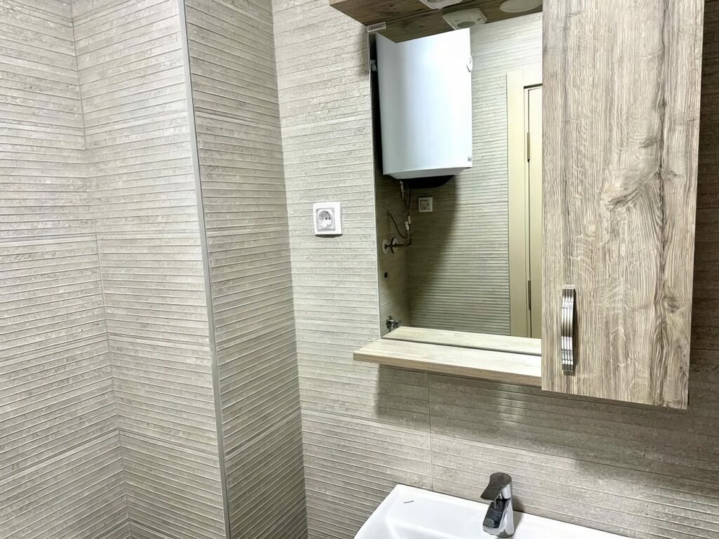 sovremennyj odnokomnatnyj apartament v novostrojke podgoricza 05