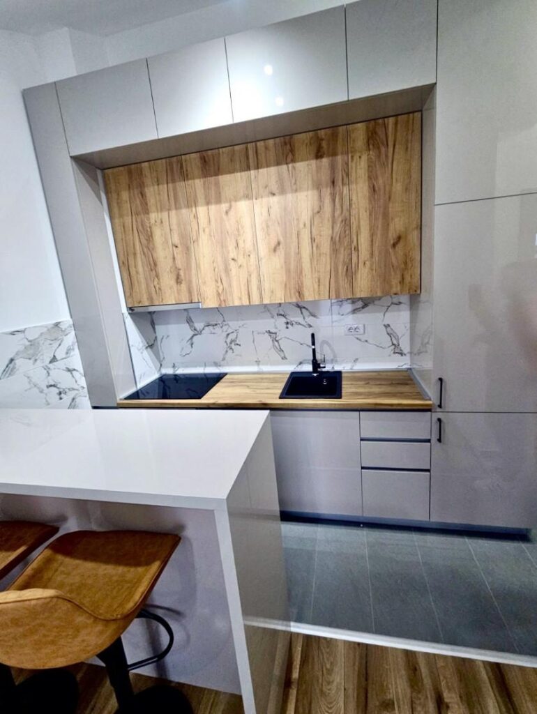 sovremennyj odnokomnatnyj apartament v novostrojke podgoricza 08
