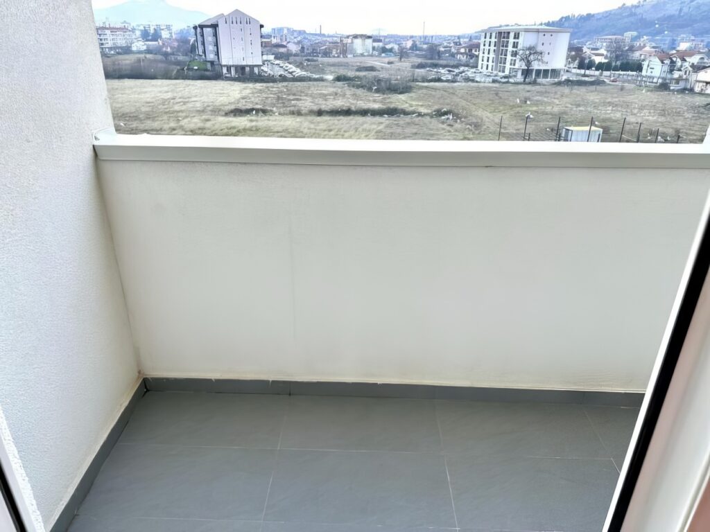 sovremennyj odnokomnatnyj apartament v novostrojke podgoricza 10