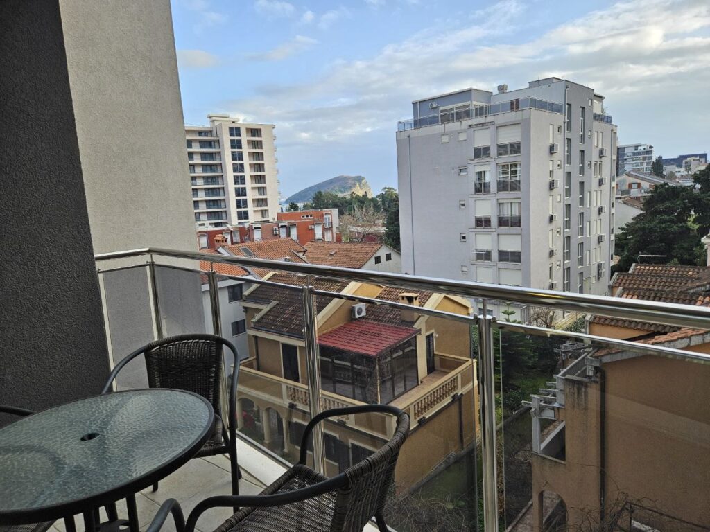 srochnaya prodazha kvartira s 1 spalnej v samom czentre budvy 5 minut do morya 01