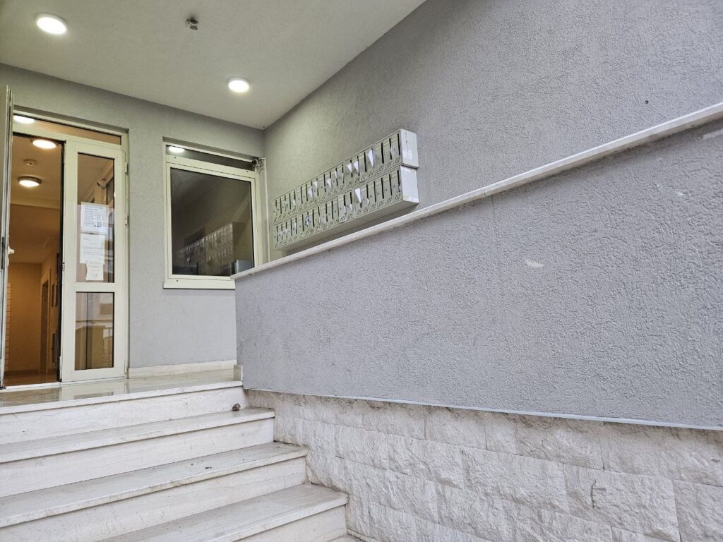 srochnaya prodazha kvartira s 1 spalnej v samom czentre budvy 5 minut do morya 06