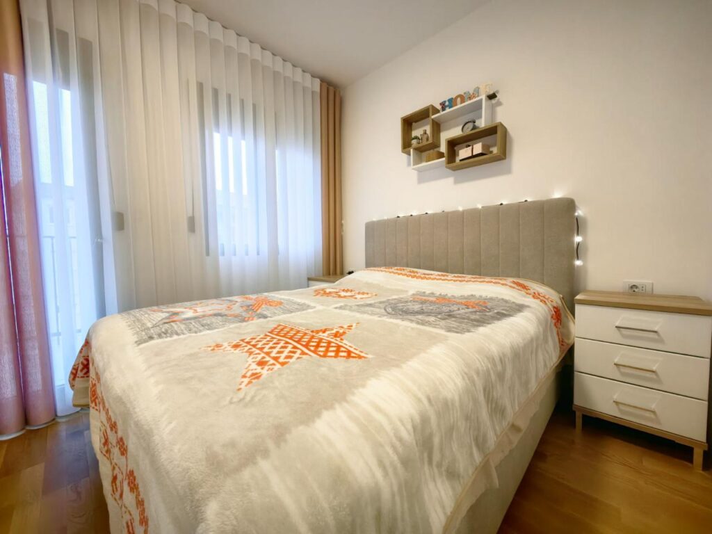 stilnyj 1 komnatnyj apartament v novom dome v podgoricze 04
