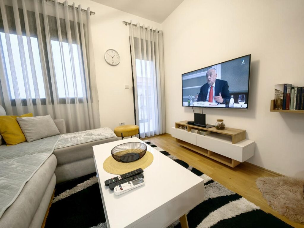 stilnyj 1 komnatnyj apartament v novom dome v podgoricze 12