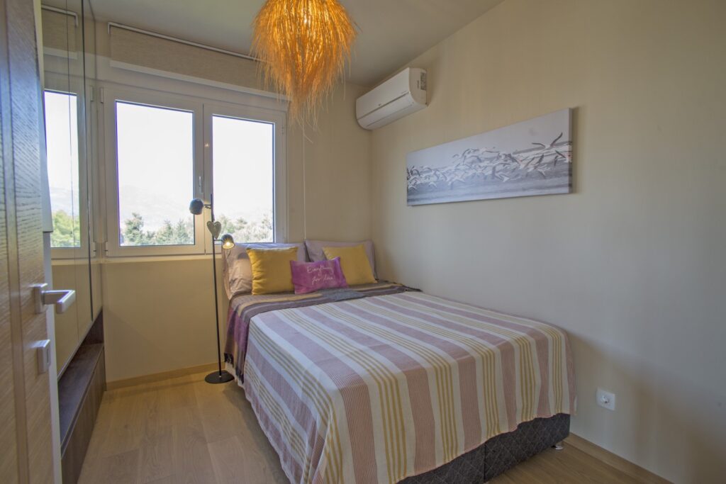 uyutnaya kvartira s 2 spalnyami v czentre tivata ryadom s porto montenegro 03