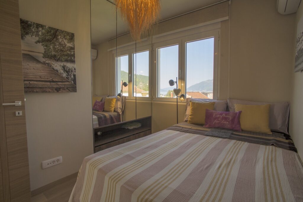 uyutnaya kvartira s 2 spalnyami v czentre tivata ryadom s porto montenegro 04