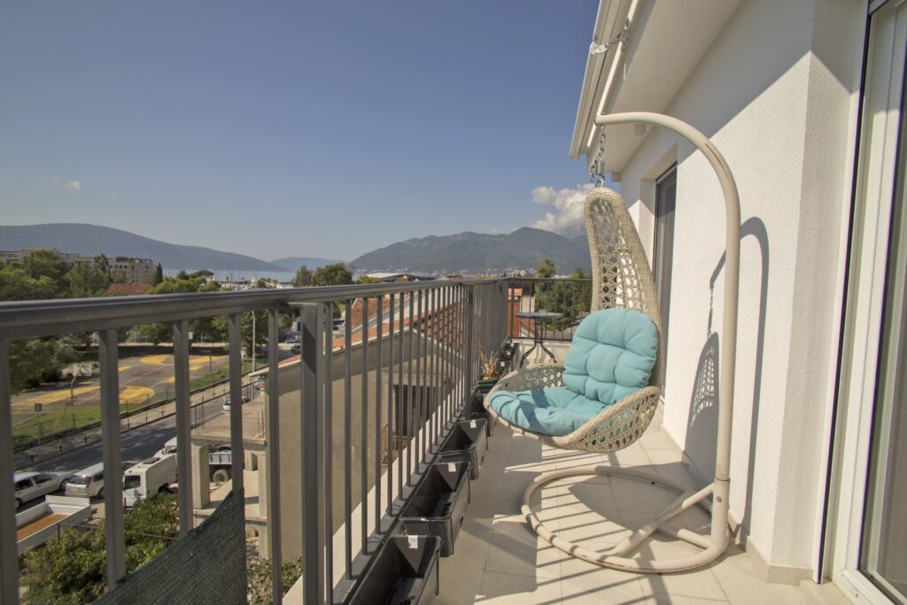 uyutnaya kvartira s 2 spalnyami v czentre tivata ryadom s porto montenegro 15