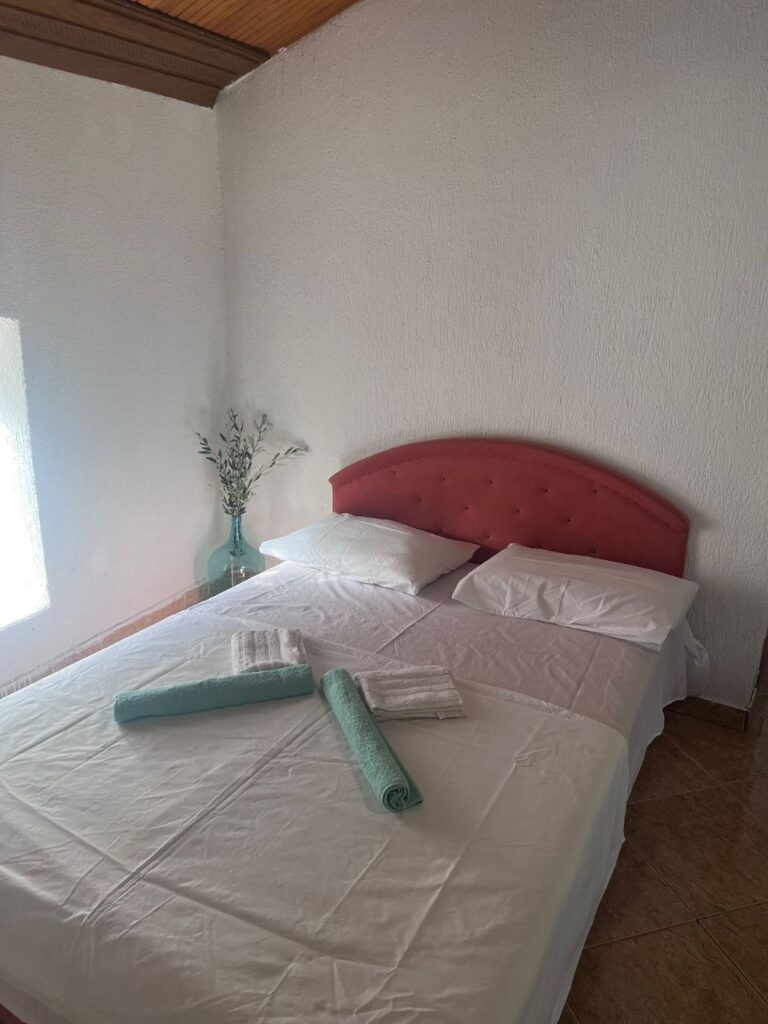 zamechatelnyj 3 etazhnyj dom v zhivopisnoj mestnosti u reki vsego v 150 metrah ot morya v rezhevichi 19