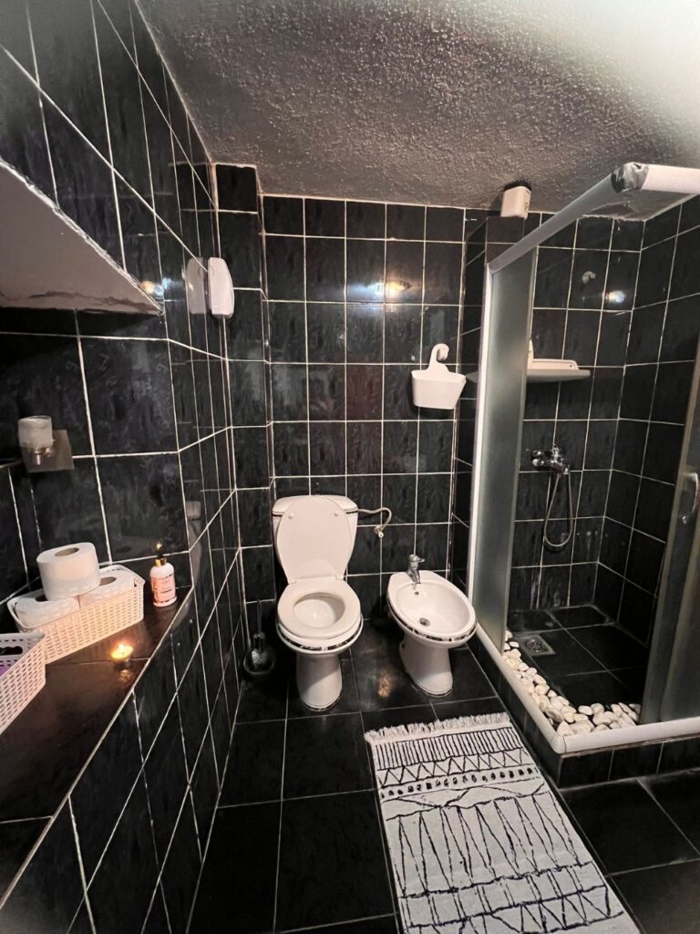 zamechatelnyj 3 etazhnyj dom v zhivopisnoj mestnosti u reki vsego v 150 metrah ot morya v rezhevichi 25