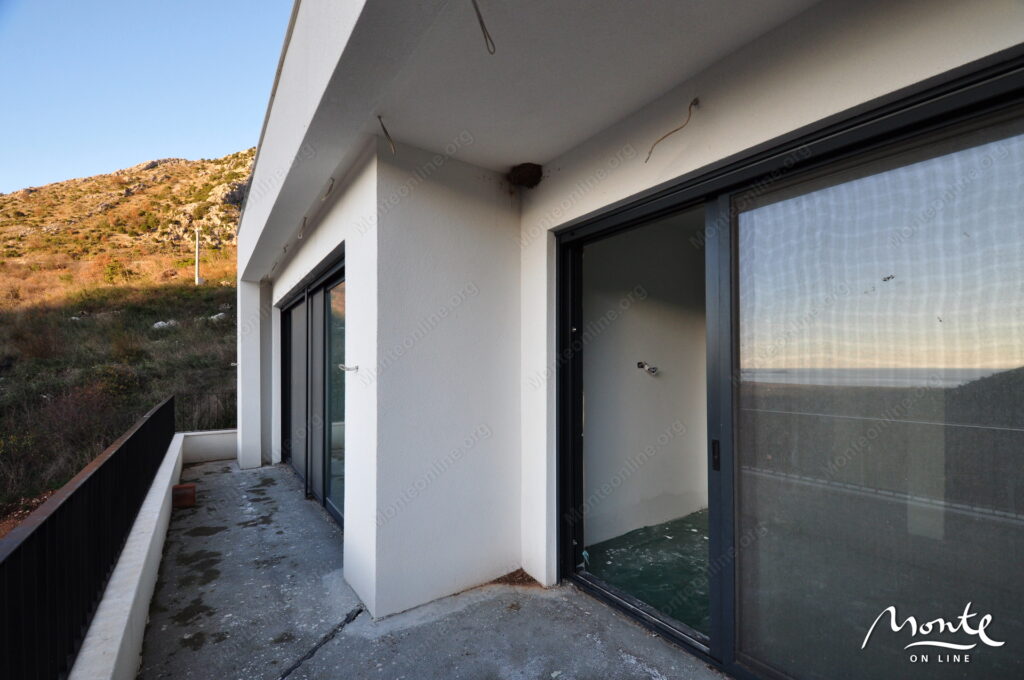 3 etazhnaya villa s solnechnymi terrasami i garazhom v bulyaricze 26