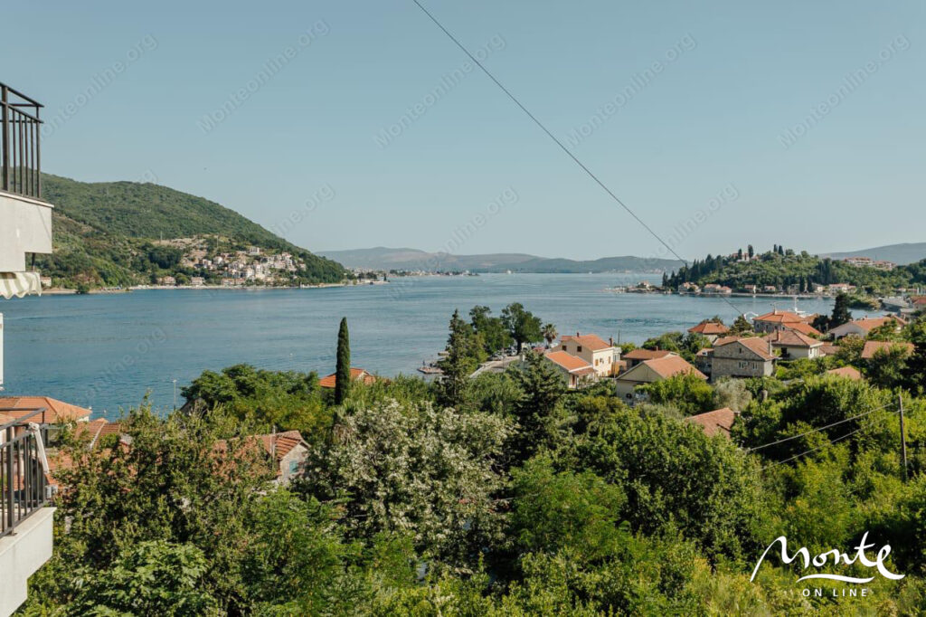 prostornaya 2 spalnaya kvartira s panoramnym vidom na more v kamenari 07