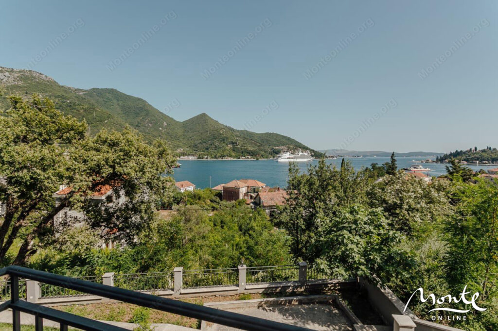 prostornaya 2 spalnaya kvartira s panoramnym vidom na more v kamenari 08