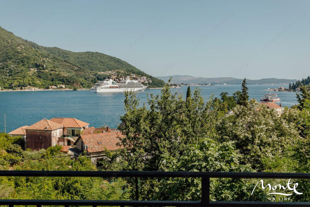 prostornaya 2 spalnaya kvartira s panoramnym vidom na more v kamenari 13