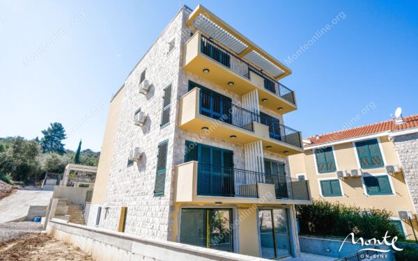 prostornyj 3 spalnyj penthaus s vidom na boko kotorskij zaliv v krashichi tivat 03