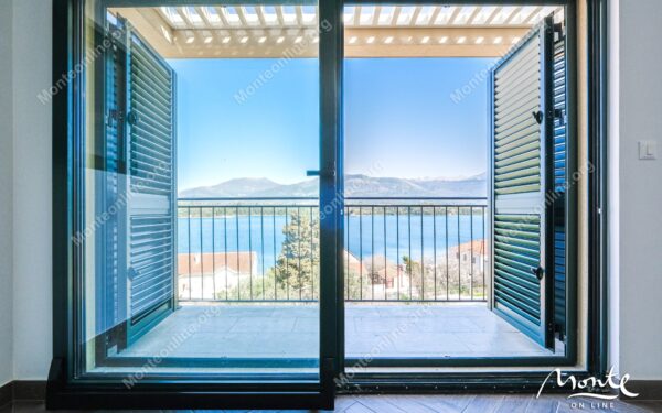 prostornyj 3 spalnyj penthaus s vidom na boko kotorskij zaliv v krashichi tivat 17