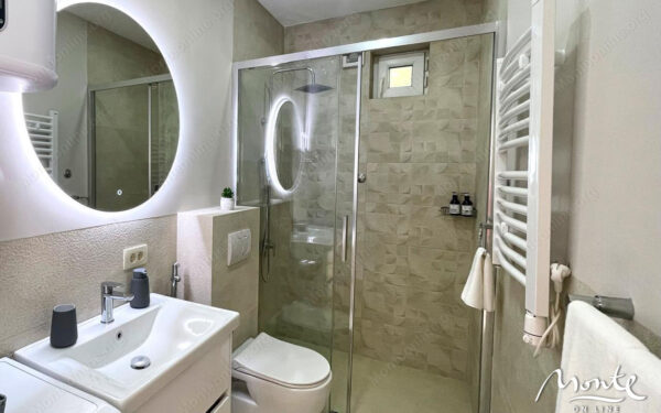 prostornyj dupleks s panoramnym vidom garazhom i dizajnerskim intererom v krashichi 16