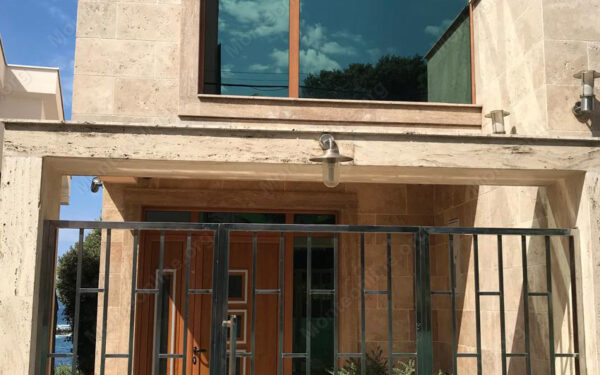 sovremennaya villa na pervoj linii s bassejnom i panoramnym vidom na more v utehe 03