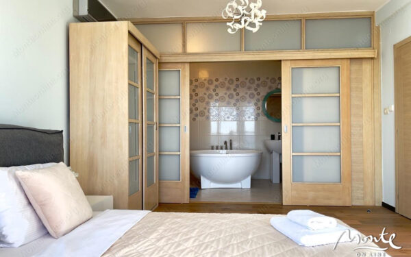 sovremennaya villa na pervoj linii s bassejnom i panoramnym vidom na more v utehe 05