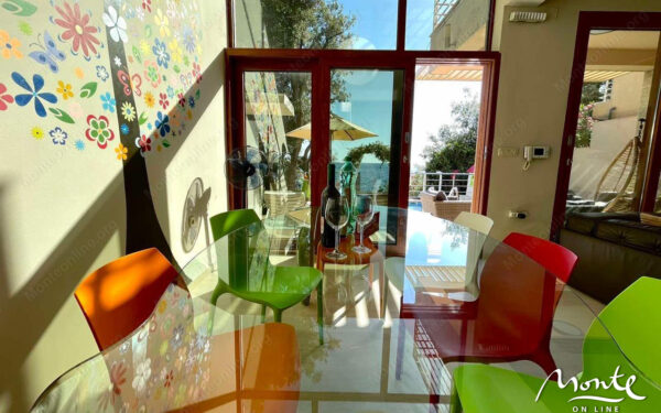 sovremennaya villa na pervoj linii s bassejnom i panoramnym vidom na more v utehe 08