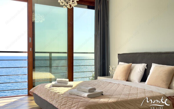 sovremennaya villa na pervoj linii s bassejnom i panoramnym vidom na more v utehe 14