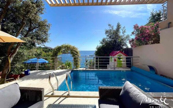 sovremennaya villa na pervoj linii s bassejnom i panoramnym vidom na more v utehe 15