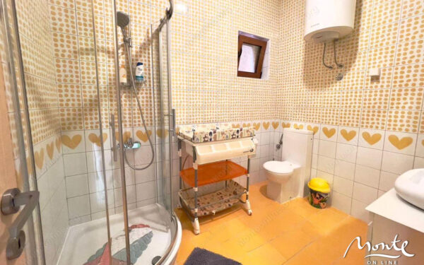 sovremennaya villa na pervoj linii s bassejnom i panoramnym vidom na more v utehe 18