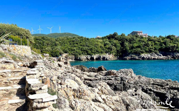 sovremennaya villa na pervoj linii s bassejnom i panoramnym vidom na more v utehe 20