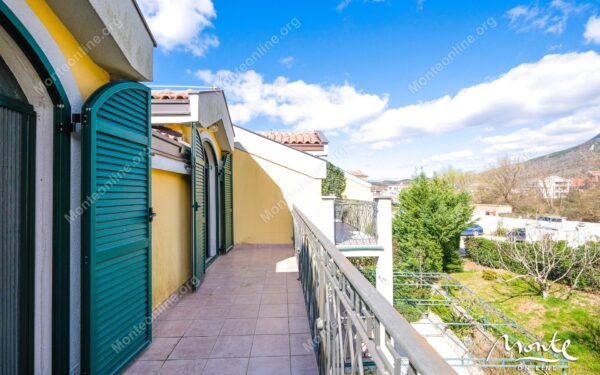 stilnyj taunhaus s 3 spalnyami i terrasoj v lastve grbalska 31