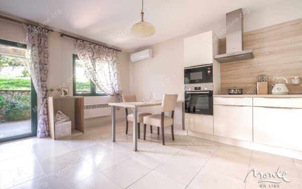 stilnyj taunhaus s 3 spalnyami i terrasoj v lastve grbalska 33