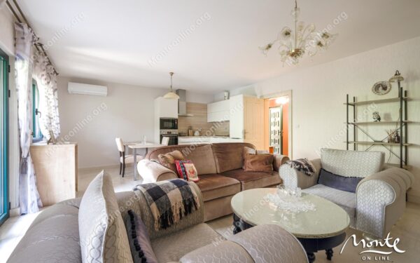 stilnyj taunhaus s 3 spalnyami i terrasoj v lastve grbalska 40