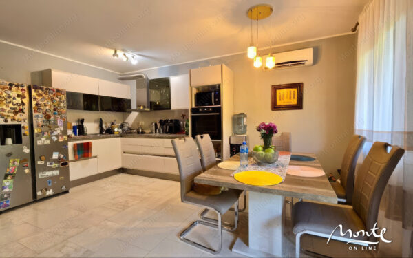 stilnyj taunhaus s bassejnom i vinogradnikom v lastve grbalskoj 06