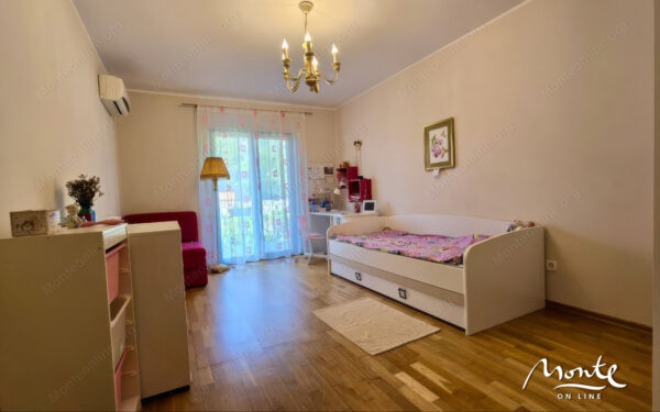 stilnyj taunhaus s bassejnom i vinogradnikom v lastve grbalskoj 07