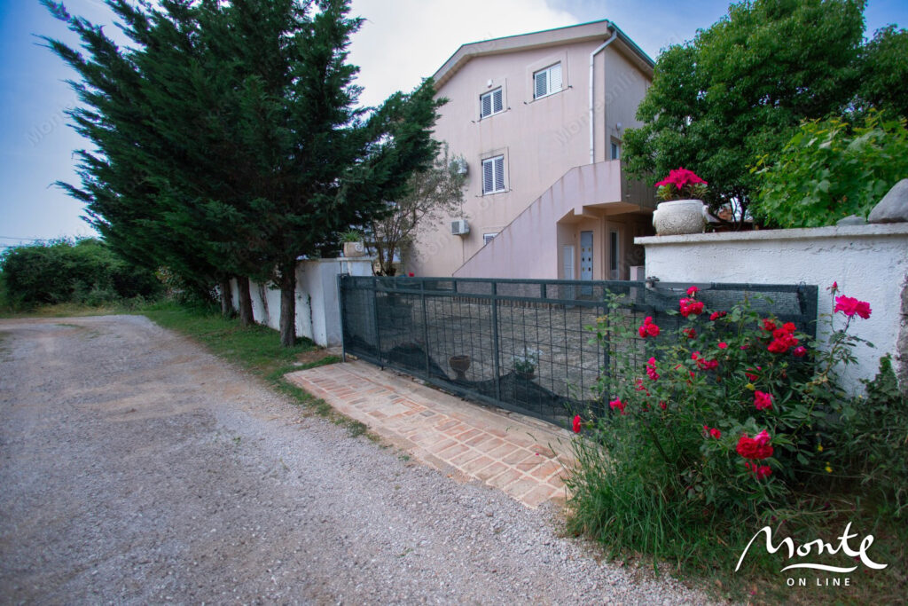 unikalnaya 3 etazhnaya villa v zhivopisnoj chasti kurortnogo poselka krimovicza budva 12